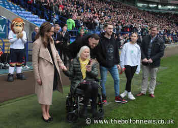 Legends descend on Unibol for Gethin Jones' mum MND fundraiser