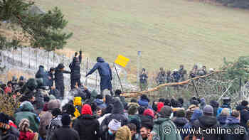 Belarus: Migranten durchbrechen Grenze zu Polen – Polizei mit Steinen beworfen - t-online.de