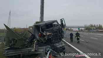 Schianto in A1, dopo cinque ore riaperto il tratto Modena Nord-Modena Sud. Due soldati feriti - La Repubblica