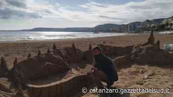 Marek, il giramondo slovacco che ha scelto Crotone per costruire i suoi castelli di sabbia - FOTO - Gazzetta del Sud - Edizione Catanzaro, Crotone, Vibo