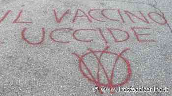 Parma, scritte no vax davanti a sede Ausl. Pizzarotti: "Frasi becere, per ignoranza" - il Resto del Carlino