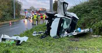 Drie Fransen zwaargewond bij zware klap op afrit E17 in Deerlijk - Het Laatste Nieuws
