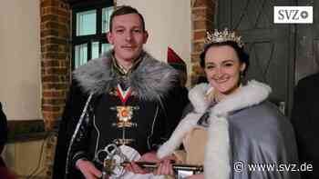 Umzug durch die Eldestadt: Parchim Helau! Karnevalisten erobern Rathaus und Stadtschlüssel | svz.de - svz – Schweriner Volkszeitung