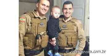 PMs de Imbituba que salvaram a vida do pequeno Luís Miguel visitam a família e reencontram o menino bem e se recuperando em casa - Portal AHora