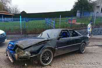 Oldtimer gaat overkop in smalle straat