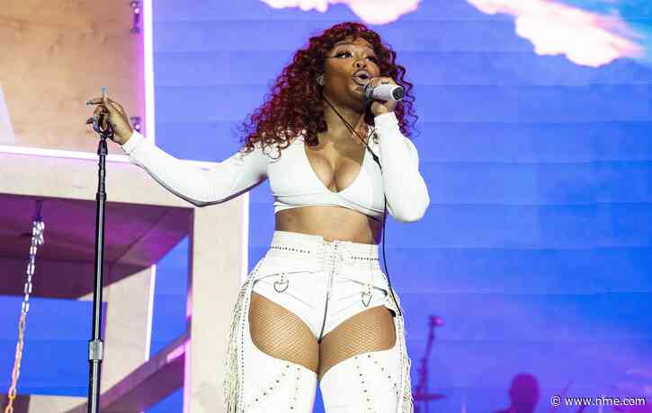 SZA halts gig after fan passes out and addresses Astroworld tragedy