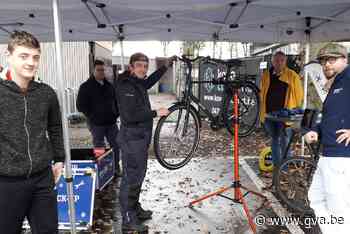 Zo'n 350 voetballertjes Excelsior FC laten fiets gratis controleren op de club - Gazet van Antwerpen