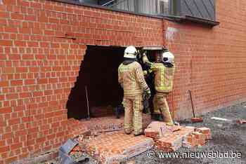 Groot gat in muur na aanrijding door wagen - Het Nieuwsblad