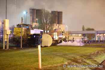 Vrachtwagen met vloeibare stikstof knalt tegen goederentrein in havengebied: geen gewonden