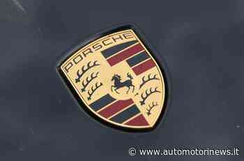 La Porsche 996 si trasforma in un cigno gonfiabile: l’opera dell’artista – Foto - AutoMotoriNews