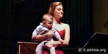 La performance insolita di una cantante d’opera onora la Vergine Maria e la maternità - Aleteia IT