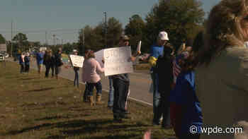 Group protests vaccine mandate at Conway Medical Center, support healthcare workers - wpde.com