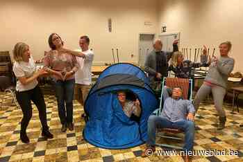 Safier maakt hilarische rentree met Een tiret te ver