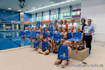 Sichere Schwimmer*innen dank "Flotte-Flosse-Schwimmabzeichen"