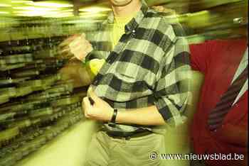 Winkeldieven betrapt op stelen wijn, tabak en multimedia