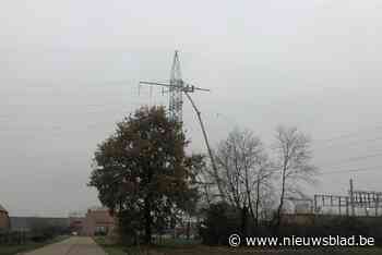 Arbeiders werken aan hoogspanningsmast
