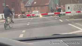 Slagbomen blijven dicht maar ongeduldige voetgangers steken toch spoorweg over: “Ze brengen hun eigen leven in gevaar”