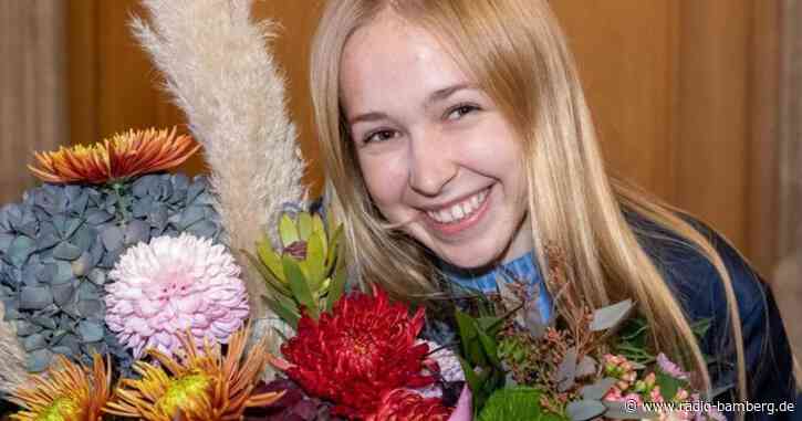 Nürnberger Christkind zeigt sich in weiß-goldenem Kostüm