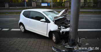 Mannheim:  Auto prallt gegen Oberleitungsmast