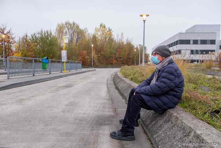 “Rokers en auto’s staan droog aan ziekenhuis, maar busgebruikers moeten in regen zonder zitbank wachten”