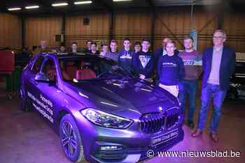 Leerlingen Autotechnieken Campus Sint-Paulus nemen gloednieuwe leerauto in ontvangst