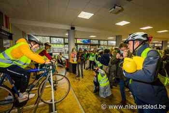 Frank Deboosere beloont leerlingen Campus Caputsteen voor acties rond verkeersveiligheid