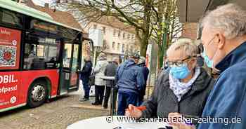 Impfung: Ansturm auf Impfbus Neunkirchen – Wer die Impfwilligen sind - Saarbrücker Zeitung