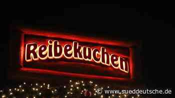 Mit Glühwein und 3G: Weihnachtsmarkt in Essen gestartet - Süddeutsche Zeitung