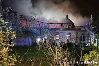100 jaar oude voormalige boerderij compleet vernield door zware brand in Ophoven