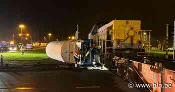 Gekantelde tankwagen blokkeert verkeer op Scheldelaan ter hoogte van BASF - Het Laatste Nieuws