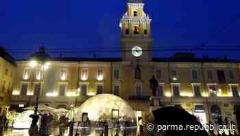 Parma, in piazza il gazebo natalizio a forma di igloo - foto - La Repubblica