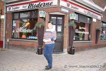 Linda (61) staat 50 jaar achter de toog van Café Moderne, maar feestje zit er door corona niet in: “Vroeger was ziek gewoon ziek. Nu ben ik al bezorgd als iemand een vallingske heeft”
