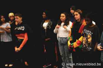 Jongeren gaan op podium op zoek naar hun identiteit