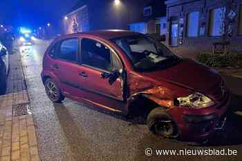 Auto met kind rijdt tegen geparkeerde wagen in dorpskern
