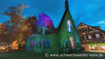 Illumination in Bad Herrenalb: Klosterruine wird von Zuschauern in verschiedene Farben gehüllt