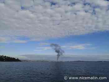 Un important incendie dégage un impressionnant panache de fumée à Juan-les-Pins