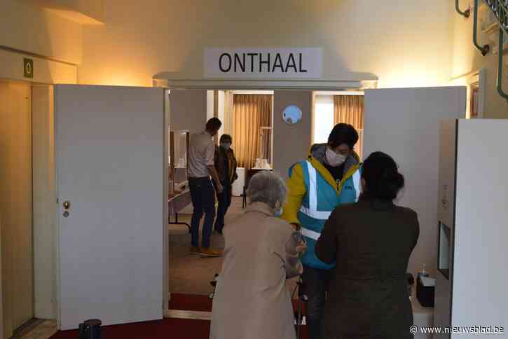 Eerste vaccins gezet in nieuw vaccinatiecentrum D’Hulhaege: “Eén lijn minder dan in zaal Brielpoort, maar we krijgen iedereen geprikt”