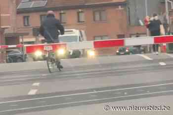 Spoorlopen aan gesloten overweg zowat dagelijkse kost: “Ik zie het geregeld gebeuren”