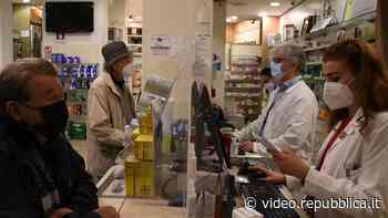 Bari, il farmacista pronto a vaccinare contro il Covid: 'Tante richieste ma le dosi non ci sono ancora' - Repubblica TV