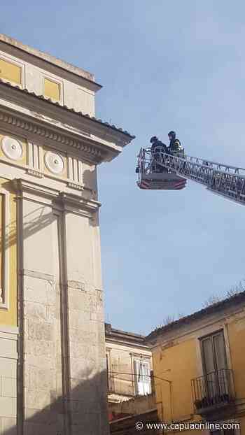 Capua. Rischio crollo cornicione della Sala d'Armi. Intervengono i vigili del fuoco allertati dalla Pro Loco di Capua. - Capuaonline.com