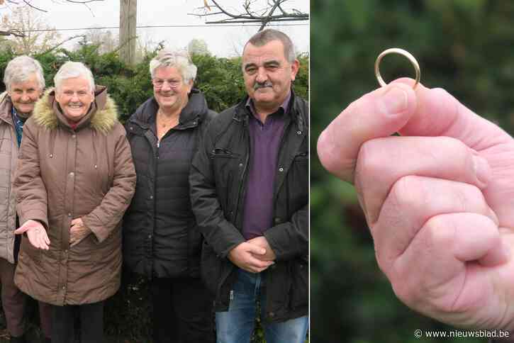 81 jaar oude trouwring opgeduikeld op akker, vinder speurt nabestaanden op: “Ik geloofde het eerst niet”