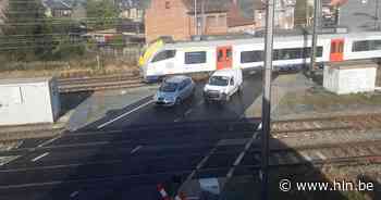 Opnieuw beelden van overtreding aan spooroverweg in Dendermonde: auto's staan stil tussen sporen - Het Laatste Nieuws