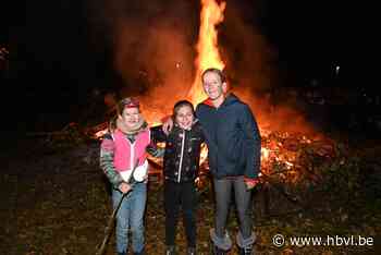 Kinderen en ouders genieten van Sint-Maartensvuur (Lommel) - Het Belang van Limburg Mobile - Het Belang van Limburg