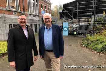 Nieuw vaccinatiecentrum officieel geopend mét grote constructie voor rolstoelgebruikers: “Het lijkt wel Rock Werchter”