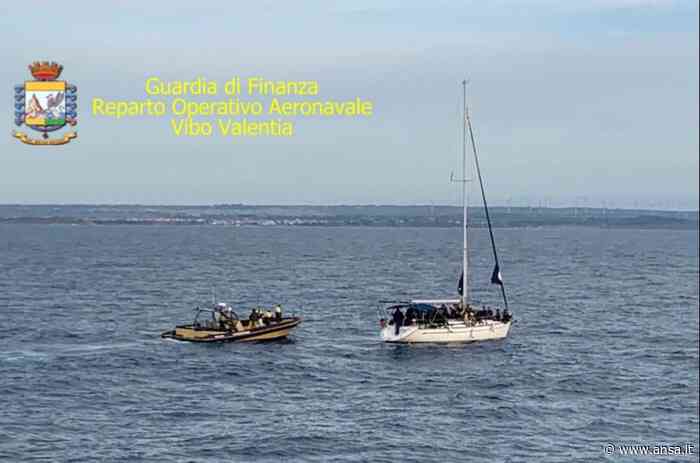 Migranti:arrivati 77 a Crotone, fermati due scafisti - Agenzia ANSA
