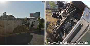 Vuelca un camión cargado con cigarros en salida de Paso Express Cuernavaca - Diario de Morelos