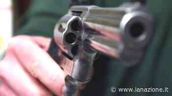 Prato, pistola carica e altri armi in casa: arrestato 41enne pregiudicato - La Nazione