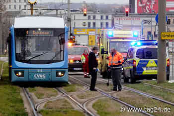 Chemnitz: Straßenbahn muss heftig bremsen - Rentnerin stürzt und verletzt sich - TAG24