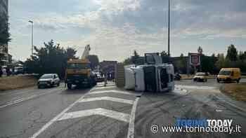 Incidente stradale a Torino, camion si ribalta in corso Orbassano - TorinoToday