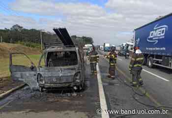 Caminhão pega fogo na Via Dutra, em Lorena - uol.com.br